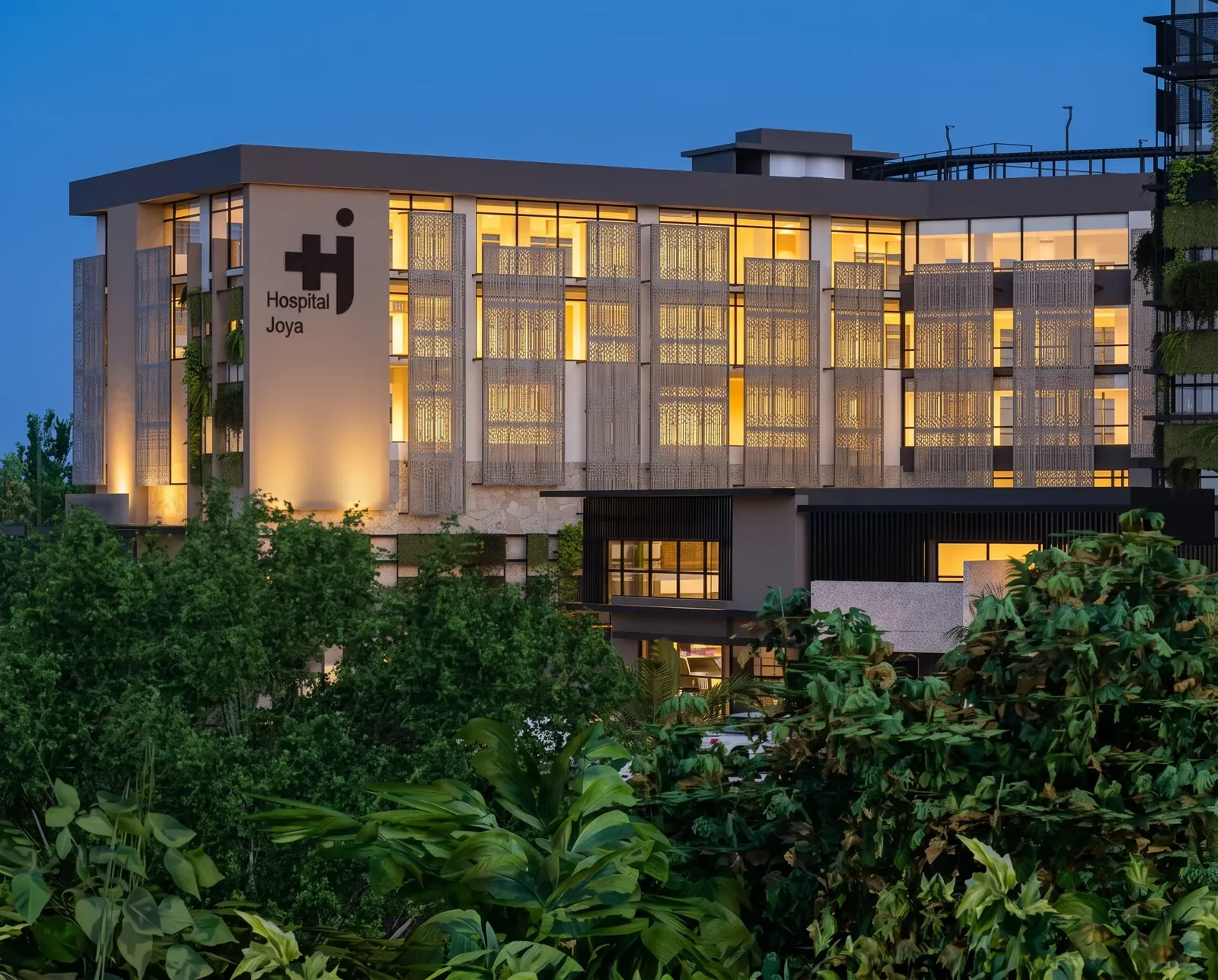 Edificio del hospital entre vegetación tropical
